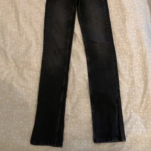 Jeans  - Mörkgrå snygga jeans från Zara🤍(high slim split jeans) nyskick!!