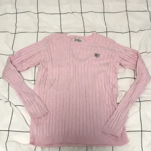 Rosa kabelsrickad tröja 💕 - Fin kabelsrickad tröja som passar storlek 170 eller xs-s 💕