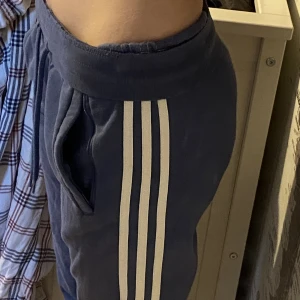 Adidas byxor - Super snygga adidas byxor som tyvärr inte kommer tilm användning Skriv om ni vill ha fler bilder❤️