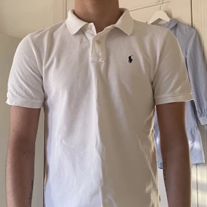 RALPH LAUERN pike  - Snygg piké ifrån Ralph lauren köpt på NK för några månader sen i gott skick. Nypris 1200kr. Storlek 14-16 år så en xs.