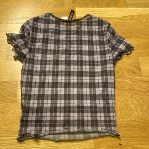 Lila svart tröja - Jätte jätte fin nät tröja som e ganska genomskinligt darför kan man ha ett linne under, de blir jätte fint