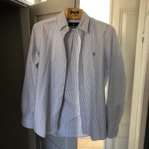 Ralph Lauren Skjorta - Riktigt snygg och somrig Ralph Lauren skjorta med vita och blåa ränder. Utan några defekter. Skriv gärna för fler bilder!