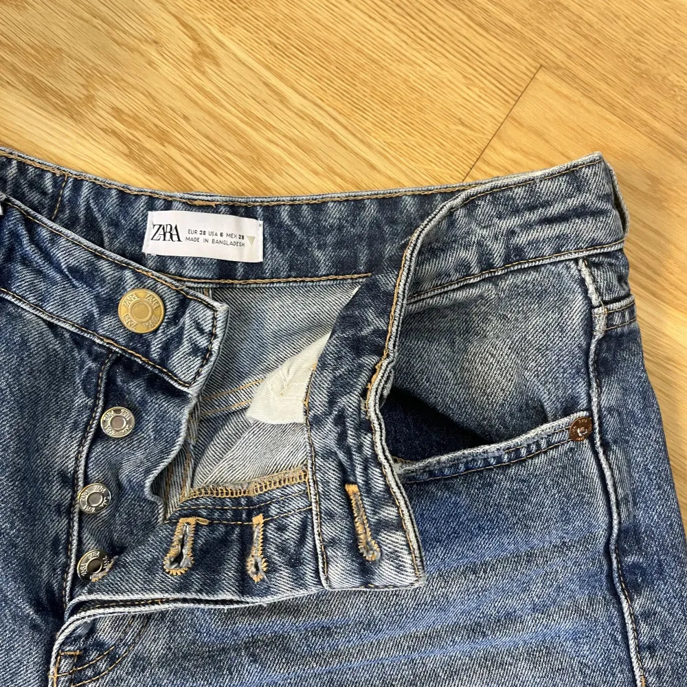 Klassiska jeans från zara i storlek 38 men liknar 36! Använda men i perfekt skick. Jeans & Byxor.