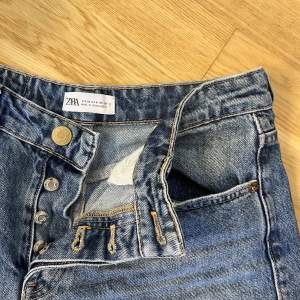 Klassiska jeans från zara i storlek 38 men liknar 36! Använda men i perfekt skick
