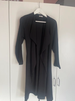 Tunn kappa - 💛 Vårstädning av garderoben 💛  Tunn svart kappa från Cubus. Köpt för många år sedan men är fortfarande i ett fint skick. 