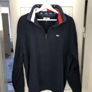 Tommy Hilfiger tröja - Mörkblå Tommy Hilfiger tröja. Använd sparsamt utan några defekter. Nypris: 1000 kr. Skriv för fler bilder!