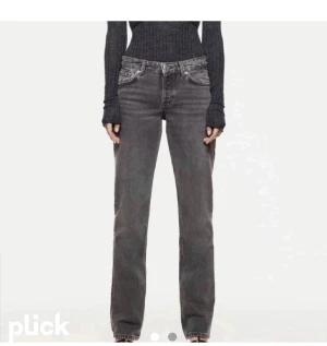 Zara jeans - Säljer dessa populära zara mid waist jeans i storlek 36. De är ljusgråa och i bra skick! 