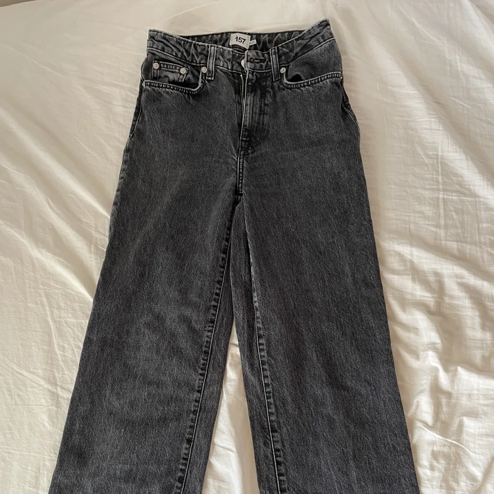 Säljer dessa svarta stentvättade jeansen i modellen boulevard från lager 157. Storlek xs och använda, men i bra skick. Säljer då de är för små för mig Nypris 300 kr. Jeans & Byxor.