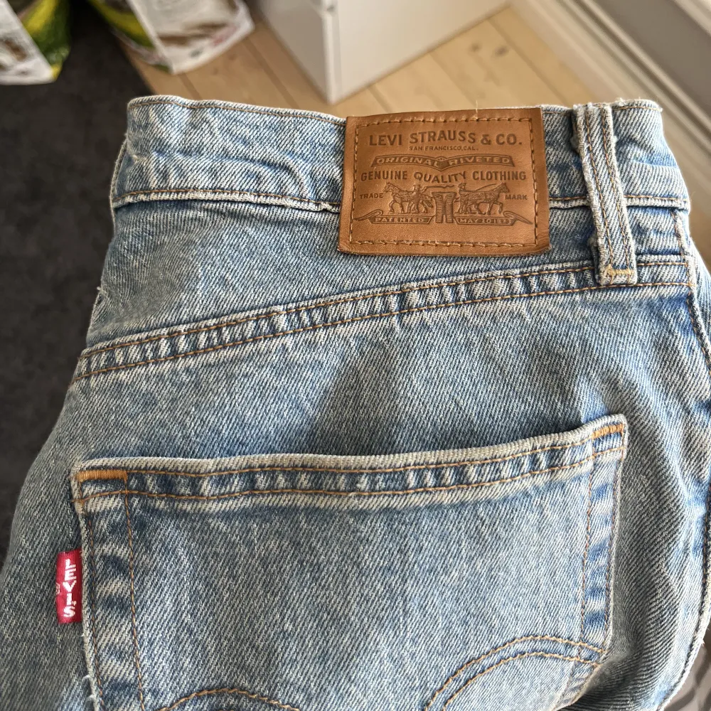 Säljer dessa Levis’ jeans då jag inte använder dem längre. Storlek 27.. Jeans & Byxor.