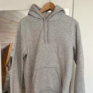 En vanlig grå hoodie från H&M. Används inte. Superfint skick!! Stl S men är från herravdelningen så den är lite oversized💗