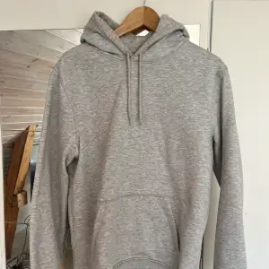En vanlig grå hoodie från H&M. Används inte. Superfint skick!! Stl S men är från herravdelningen så den är lite oversized💗