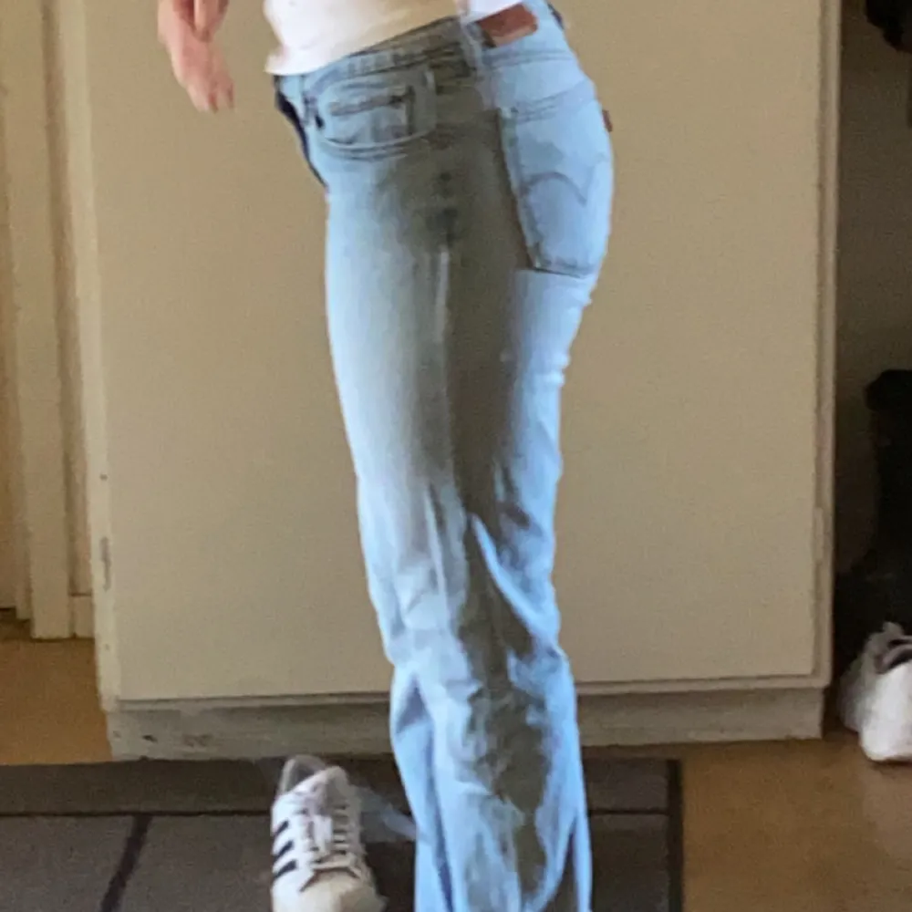 Säljer Levis jeans. Dem har inga tydliga defekter och i väldigt bra skick. Färgen är ljus blå. Vet ej vilken storlek dem är men midjan är 75cm och innerbenslängden är 78cm. Skriv gärna om du har några frågor eller vi se bättre bilder💓 500kr fri frakt . Jeans & Byxor.