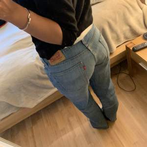 Snygga Levi’s jeans köpta i Köpenhamn i Höstas för ca 400kr. Säljer för att dom inte kommit till användning. Jag är 175 cm lång och brukar ha 38/40 i andra jeans. Dessa är i modellen: 514.💓
