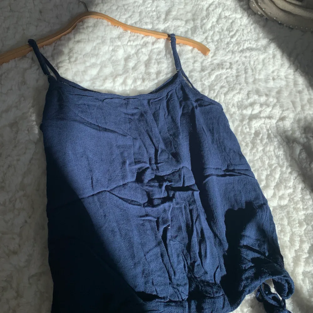 Blått linne från Kappahl i storlek XS. Jätte fint till sommarn! Bra skick och knappt använd, använd max 2 gånger. . T-shirts.