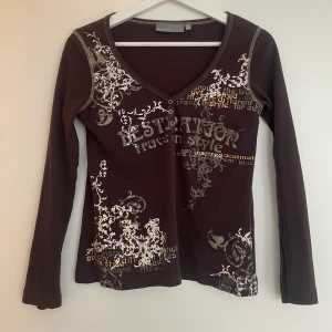Y2k långärmad - Tröja med coola tryck 🤎 Köpt secondhand men är Kappahl