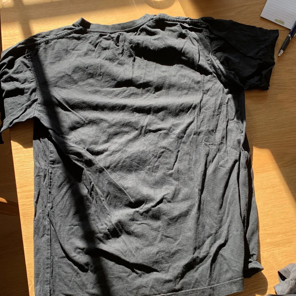 En tshirt med inga defekter. Den har blivit använd och tvättad två gånger därför är den skrynklig 🫶 kommer strykas innan paketering! . T-shirts.