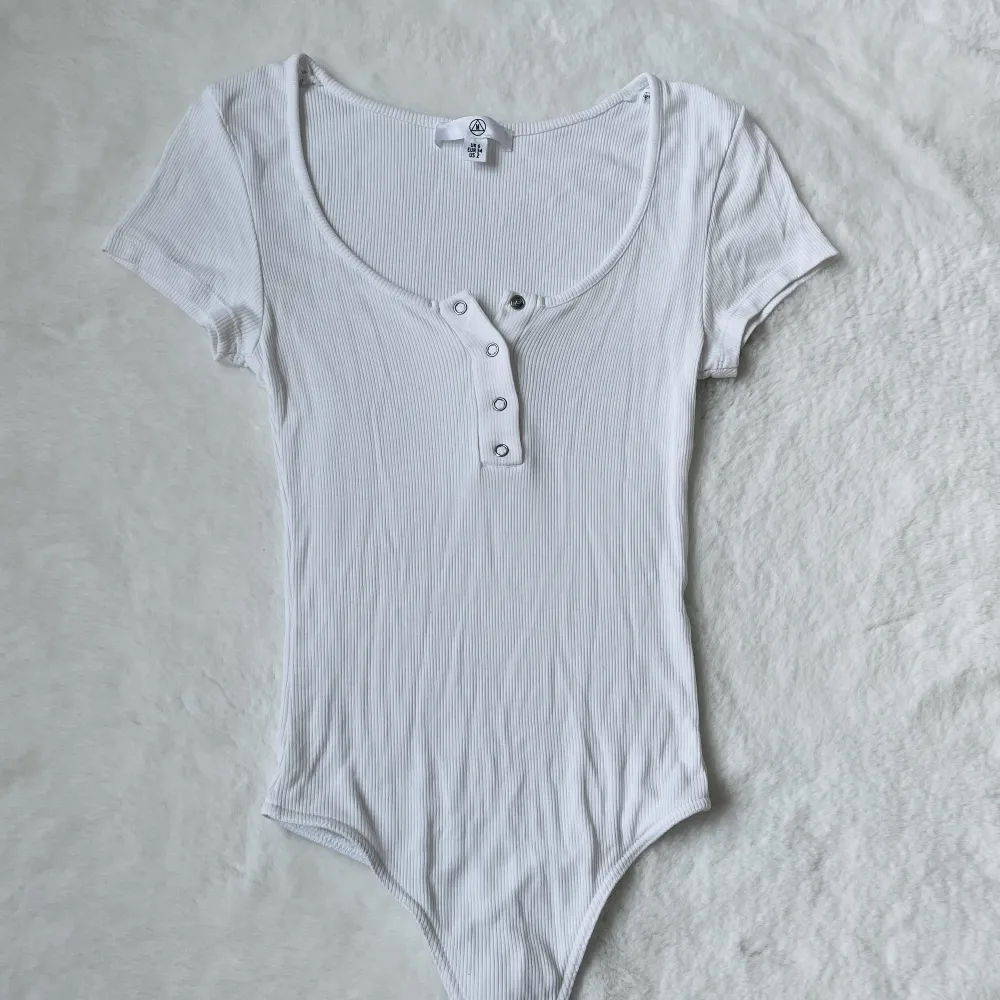 Body med string från Missguided. Storlek 34 & knappt använd så fint skick 🥰. T-shirts.