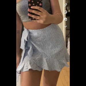 Kjol  - Säljer en somrig volang kjol. Använt endast en gång på skol avslutning och är varken för kort eller för lång i passformen, som helt ny.