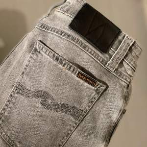 Ett par Nudie Lean Dean jeans, snyggt ljusgråa. Superfint skick, inga hål eller slitningar.  29/34