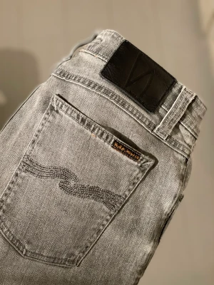 Nudie Lean Dean superfint skick - Ett par Nudie Lean Dean jeans, snyggt ljusgråa. Superfint skick, inga hål eller slitningar.  29/34