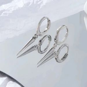 oanvända örhängen  - Säljer dessa örhängen som liknar Edblads. Oanvända och inte heller testade. Bilderna är lånade från shein. Säljer för 35kr + 15kr frakt 💗