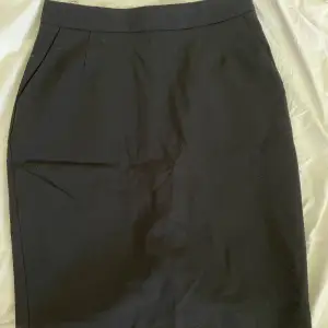En svart kort tajt kjol med fickor ifrån STOCKH LM. Aldrig använd🤍