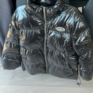 Jacka  - Svart vinterjacka ifrån Boohoo! Strl 36. Passar även strl 38!. Jätte bra skick för den är knappt änvänd då de inte är min stil. Säljer för 350kr 