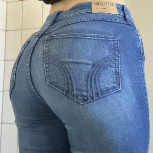 Blå jeans från Hollister med hål vid knäna🫶Bra skick. Storlek: 26/31. 