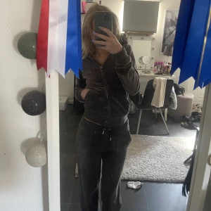 Ett juicy sett - Säljer mitt mörkgråa juicy sett. Helst tillsammans. 1400kr 🤍 bud med rätt att neka.