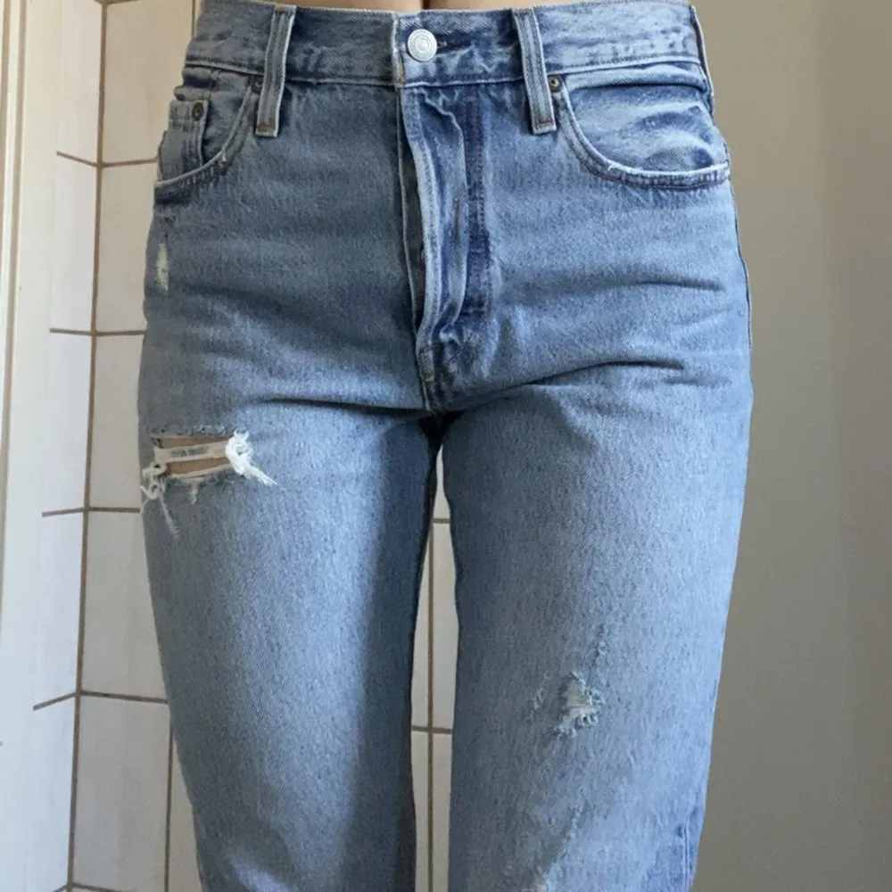 Ljusa jeans med slitningar från Levi’s🙌Väldigt bra skick. Storlek: 28/30. . Jeans & Byxor.