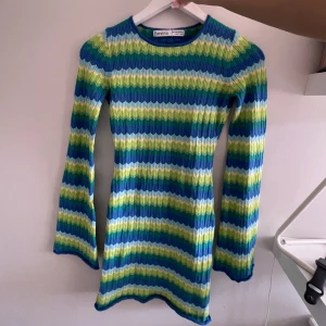 Berska klänning - Oanvänd klänning med prislapp kvar från berska. Tyvärr förlusten på mig ä. Storlek XS och san i storleken. 