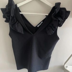 Zara topp - Super fin v ringad topp från zara. V ringningen är i fram och bak. Alldrig använd men tyvärr ingen prislapp kvar. I tröjan står storlek M men köpt i Spanien så vet inte om det är derflr den är mindre, skulle mer säga S.