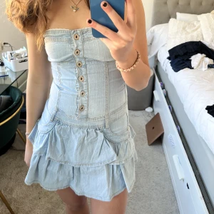 Denimklänning!! - Så snygg denim klänning med volanger!!