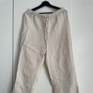 Linnebyxor - Beiga linnebyxor från Monki i storlek M, använda fåtal gånger. 