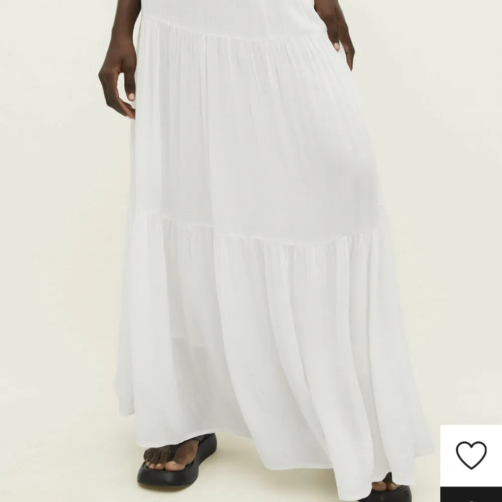 Intressekonll på min vita kjol. Köpt på Zalando. Aldig använt. Funderar på att sälja för jag redan hade en liknande ❤️ nypris 279kr. Är i storlek xs men passar också S. Klänningar.