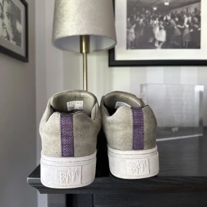 Eytys doja  - Säljer dessa grå eytys då jag har ett par andra. Väldig bra skick, skorna är inte mycket använda. Modellen heter eytys doja suede. Kan posta direkt efter köp då jag jobbar på postombud🌟 frakt tillkommer med 79kr❤️pris ej diskuterbart