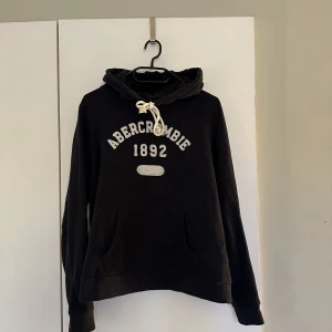 Abercrombie & fitch Hoodie  - Marinblå Hoodie från Abercrombie & Fitch i använt skick. Storlek S. Köparen betalar frakt 