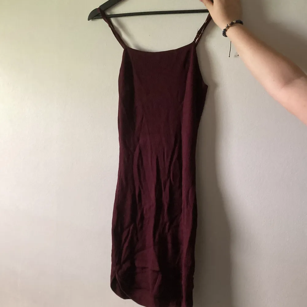 Säljer min vinröda klänning ( använd 2 ggr ). Klänningar.