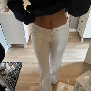 Linnebyxor  - Från Gina tricot, storlek 158/164 som motsvarar xs. Prislapp kvar! Så helt oanvända 