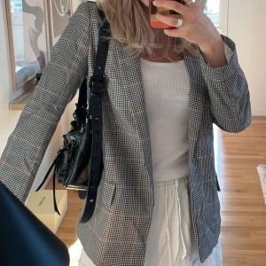 Rutig kavaj - Säljer denna bruna/beige kavajen. Den har inga knappar och är liiite tunnare!Tveka inte att fråga om fler bilder eller något annat! Köparen står för frakt 🚚💗