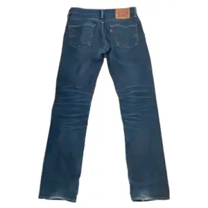 Levis jeans som jag har sällan använt. Passar till allt!  Storlek XS  Köptes för 1300 men säljer för 450 inkluderar frakt! 