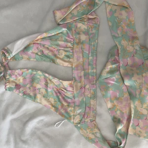 Knyttopp - Säljer denna asfina knyt topp som är öppen i ryggen. Helt oanvänd💕