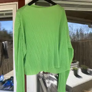 Säljer denna gröna tröja från Monki! Använd en gång :) 