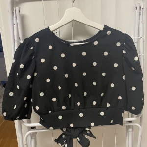 Topp - Gullig topp som enbart har används en gång! 🩷 bra skick och öppen i ryggen