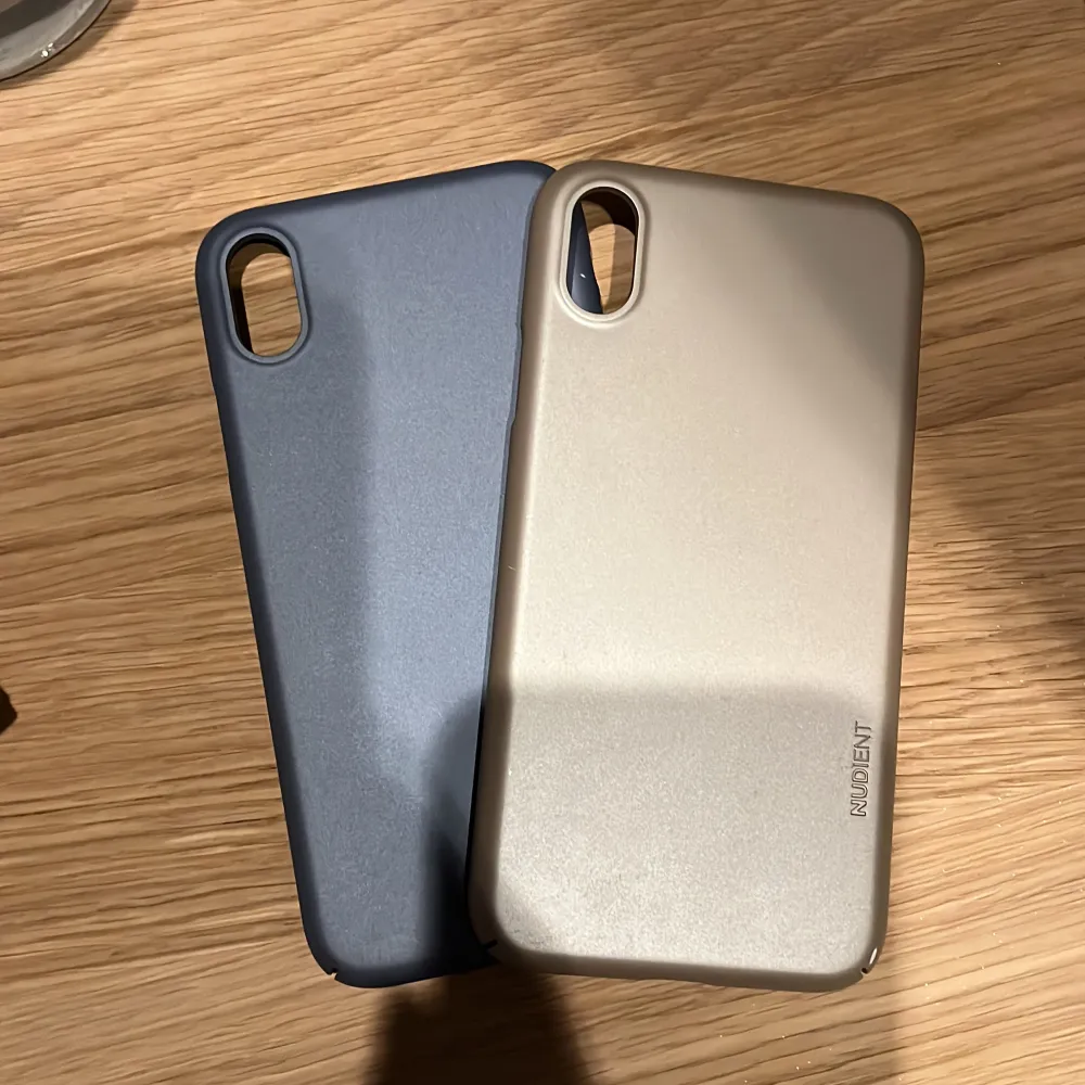 Två Nudient thin case i blått och beige till iPhone xr. Fint skick, men båda är lite avskavda i ena hörnet, annars inget. Köpta för 199 kr st, säljer för 150 för båda. . Övrigt.