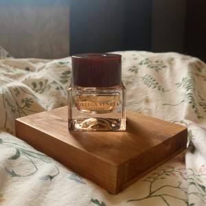 Måste tyvärr sälja min älskade Bottega Veneta Illusion for her eftersom den är för kraftig för min smak.  Parfymen är EdP och 30 ml men sparsamt använd under ett halvår.  Kan hämtas i Stockholmsområdet eller postas. 