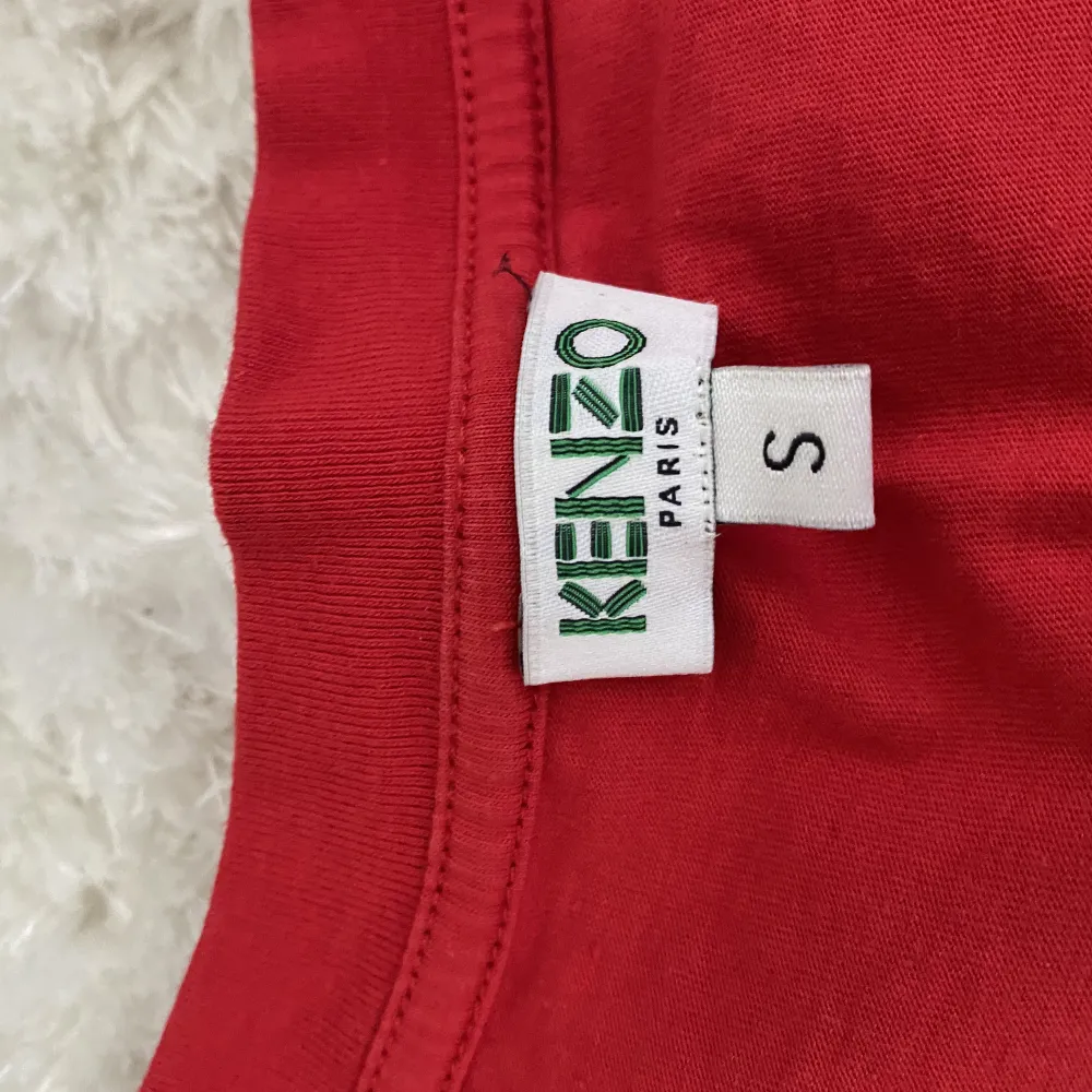 Säljer en oanvänd äkta kenzo T-shirt i en snygg röd färg! . T-shirts.