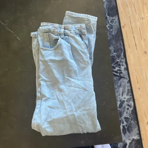 Jeans - Ljusblå jeans med passform loose fit! Skick 8/10 Köpare står för frakt!