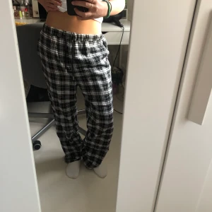 Pyjamasbyxor  - Säljer ett par svart rutiga pyjamasbyxor från SHEIN i strl. XS. Kan bäras både som låg- och högmidjat. Köpt för något år sedan men har de senaste månaderna bara legat i garderoben, sparsamt använd. Köparen står för frakten😇