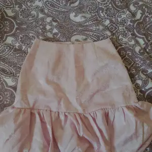 Säljer en helt ny rosa kjol från Bikbok. Prislappen finns kvar och har inga skador. Säljer pågrund av att jag inte använder den längre. Passar perfekt för sommaren då materialet är tunt. Köptes för 500 kr. Storlek 34